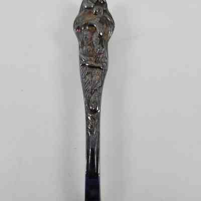 Leaf sculpting on handle of server