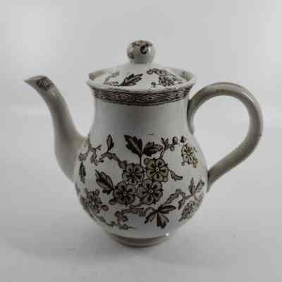 Lid with associated teapot (1986.447 I)