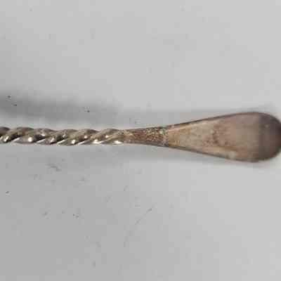 Handle with twist pattern