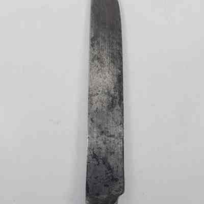 Blade of blunt dinner knife - chip at tip of the knife