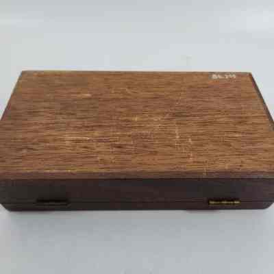 Bottom of razor case