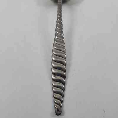 Oval twist patterned flattened handle