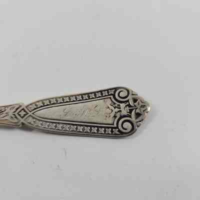 Monogram of "SMD" on handle