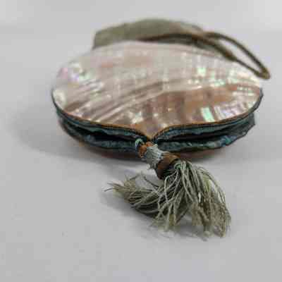 Bottom of purse with tassle