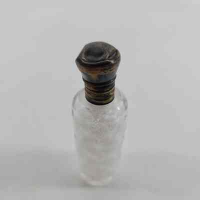 Metal lid of glass vial with dents