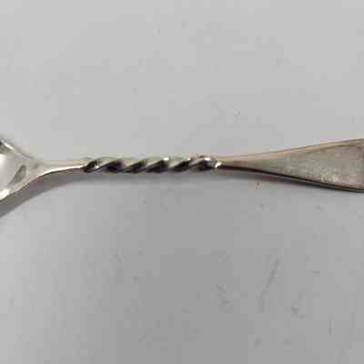 Handle with twist pattern