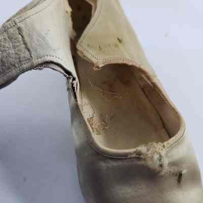 Loose threads in interior of the slipper