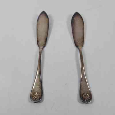 Set of two silver butter knives (1986.304 A and B)