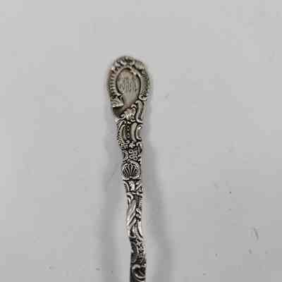 Handle with floral pattern and monogrammed "M"