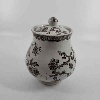 Lid with associated sugar bowl (1986.447 G)