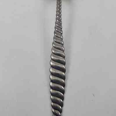 Oval twist patterned flattened handle