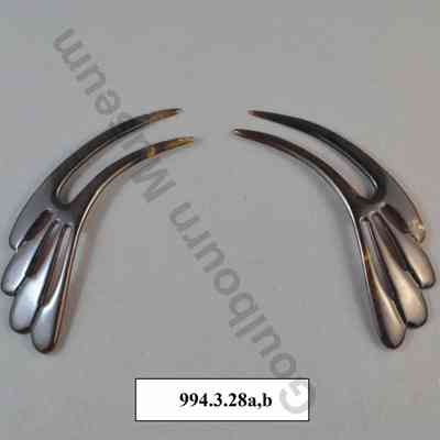 Wing-shaped hair pins