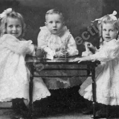 Photograph: Portrait of children Duccie, Hobbs, Bobier, 1904