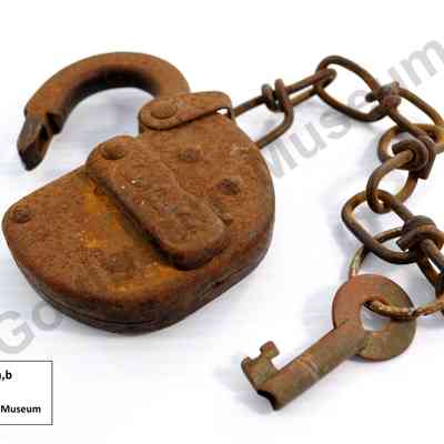 CPR: Iron Padlock, Key and Chain