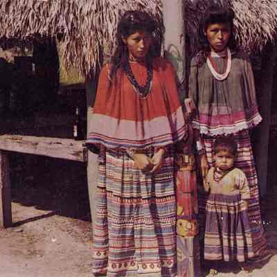 Seminole Indian maids and child, Musa Isle Indian Village, Miami, Florida