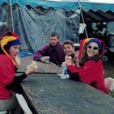 Volunteers enjoy lunch