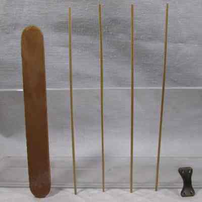 Tongue depressor, sticks and clamp in firstaid kit.