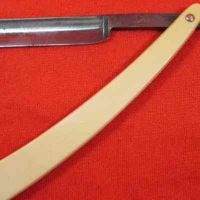 Straight-edge razor open