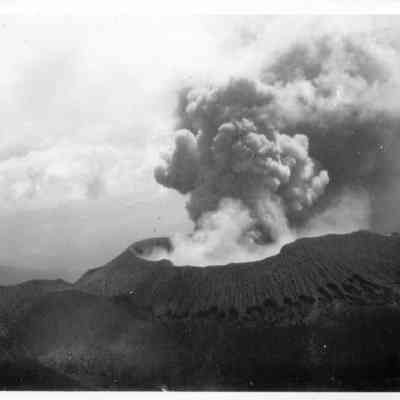 A picture of the a volcano erupting.
