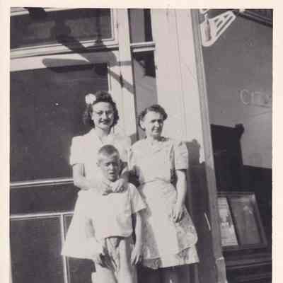 Photo; Carrie, Mom, Eddie