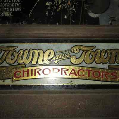 Spine sign with name of chiropractors