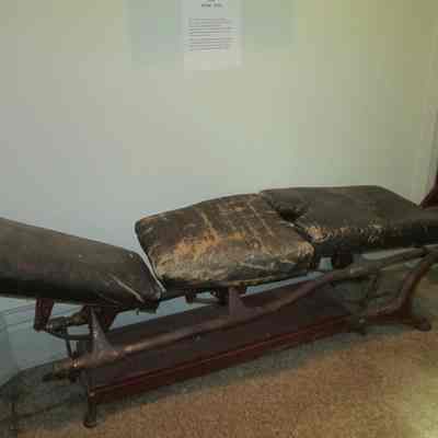 Information about chiropractor table and spine sign.