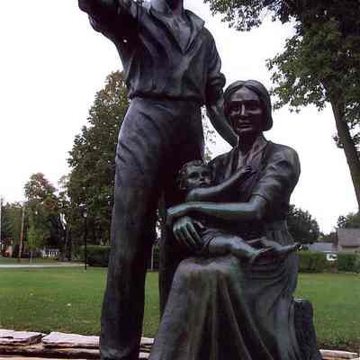 Photos of the conservation of "The Pioneers."