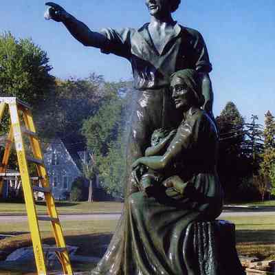 Photos of the conservation of "The Pioneers."