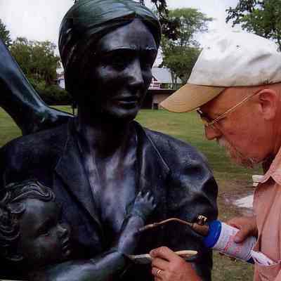 Photos of the conservation of "The Pioneers."