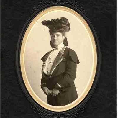 Cabinet Portrait, P. 20, Bessie Warren