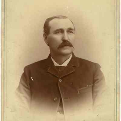 Cabinet Card, D E Reynolds