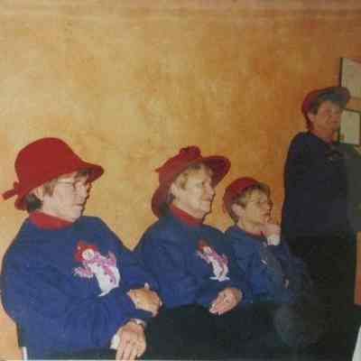 Tea Bags watching massage demonstration