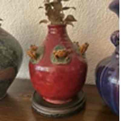 Vase with frogs