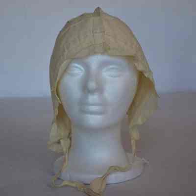 Bonnet with ruffle trim and 2 ties