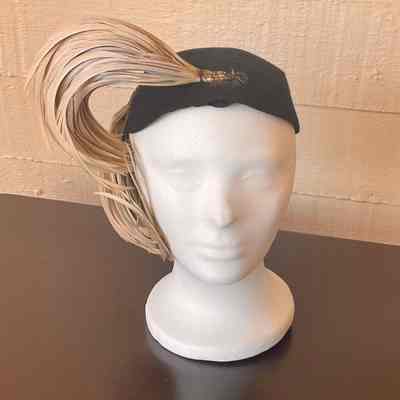 Black wool felt calot with feather trim