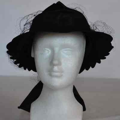 Felt hat with scallop edge brim and wide satin ribbon and netting