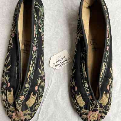 Slippers: embroidered with black background