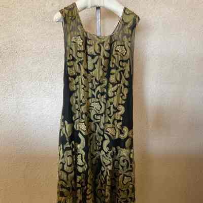 Sleeveless dress with satin appliqués and back kick pleat