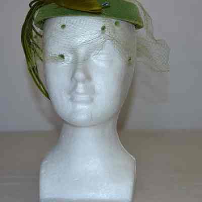 Cocktail hat, velvet with veiling and feathers, open crown