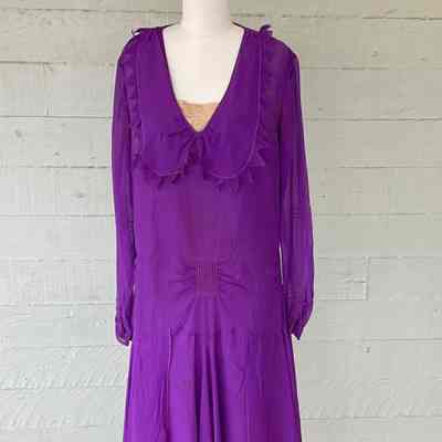 Silk chiffon dress with dropped waist, collar with knife pleated trim, lined
