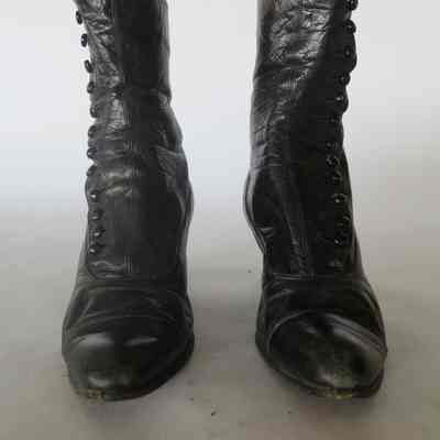 Black Leather Boots with Side Button Closures and Louis Heel
