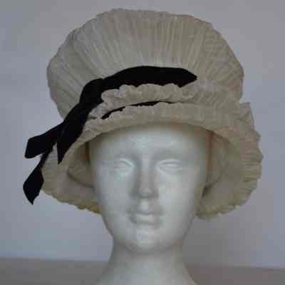 Structured pleated bonnet with 2 rows of black velvet ribbon