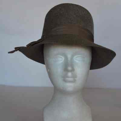 Tall crown vagabond style felt hat with grosgrain band