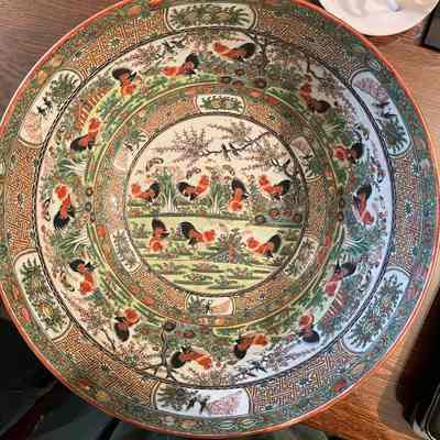 Porcelain bowl with chickens