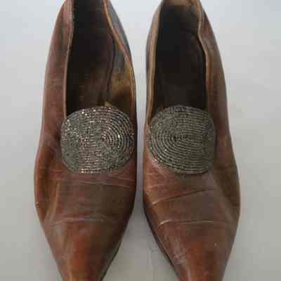 Leather pump with Circular Beading embellishment on front