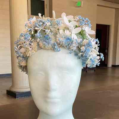 Mesh hat covered with blue flowers