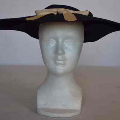 Wide brimmed hat with small crown and contrast bow at center front