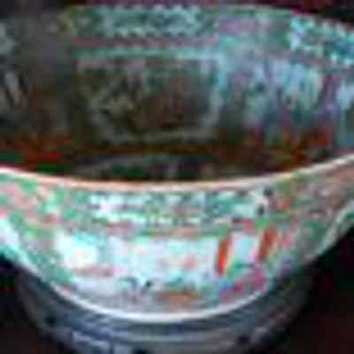 Porcelain bowl with domestic scene