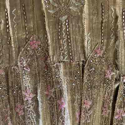 Low waist detail at attachment of fringe