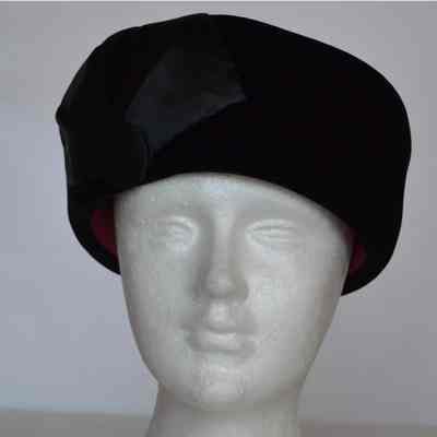 Velvet pillbox with appliqué and covered button